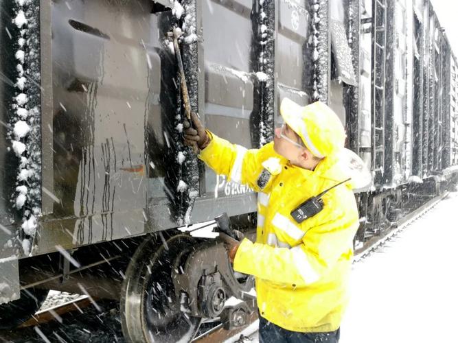 为穿行风雪的高铁列车“体检” 他们是深夜除冰人!
