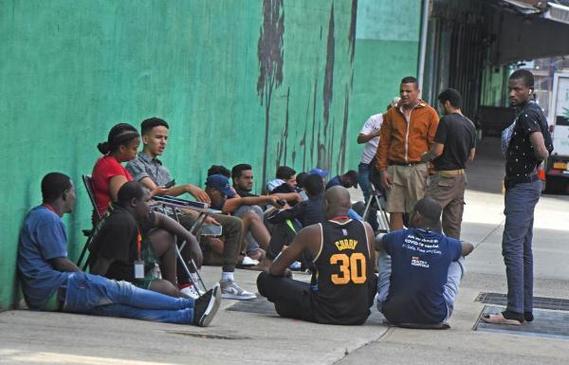 美国纽约市调查当地警方殴打避难所内移民事件