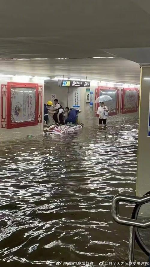 长沙暴雨小时雨量破纪录 多路段内涝地铁停运