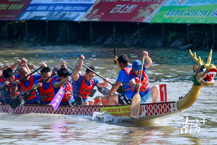 飞桨逐浪 德国民众体验赛龙舟感受中国文化魅力