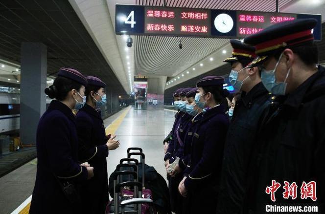 (新春走基层)往返近5000公里 列车26小时不停服务不停