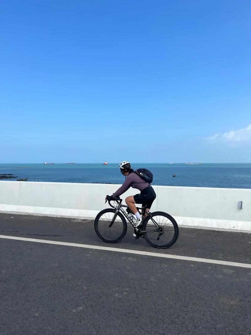 海南环岛旅游公路掀起“骑行热” 车轮上“骑”遇海南