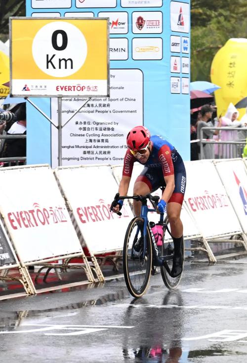 环崇明岛国际自盟女子公路世巡赛完赛