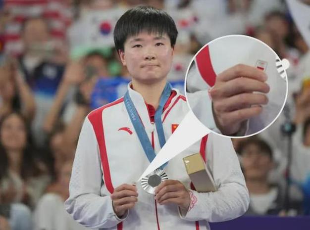这就是奥运精神!何冰娇带西班牙徽章领奖致敬对手