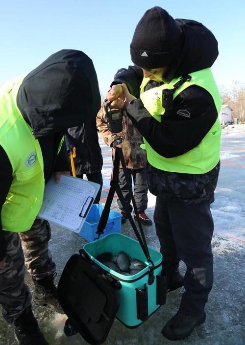 第十届大众冰雪北京公开赛京张冰钓赛举行