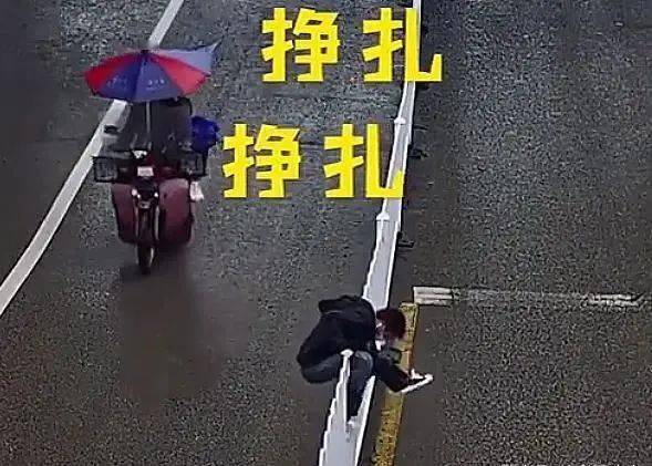 贵州两男子捅马蜂窝后潇洒离开，路人被攻击致死，家属索赔30余万，判了